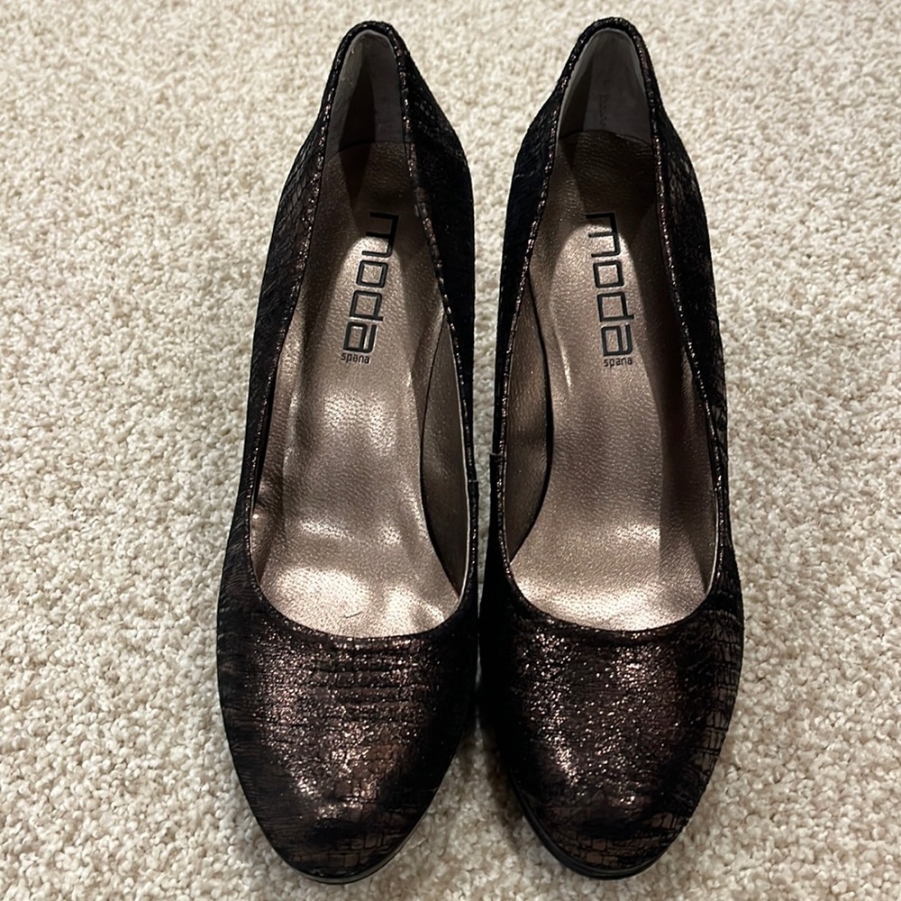 Moda Spana Gorgeous Bronze pump. Size 7 1/2. New w/o tags.